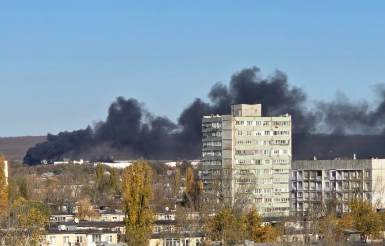 Incendiu la Bălți. Un TIR a fost cuprins de flăcări uriașe. Au intervenit 4 echipe de pompieri