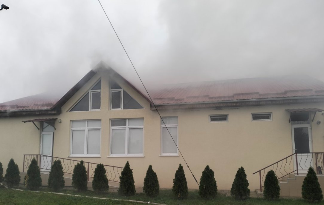 Incediu la azilul de bătrâni din Căprești, Florești. Au intervenit șapte autospeciale și 20 angajați ai IGSU