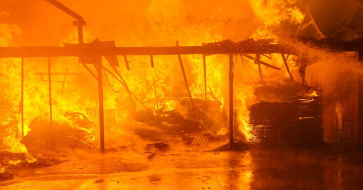 Incendiu de proporții într-o fabrică de confecţii din Bangladesh. Cel puţin 16 persoane au murit
