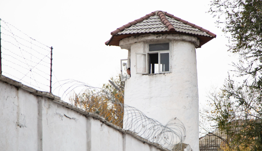 Ofițer superior al Penitenciarului 13, condamnat la închisoare. A ajutat la evadarea unei deținute