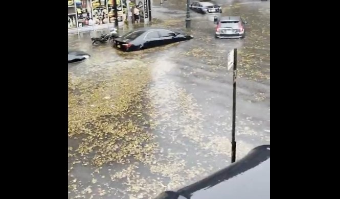 VIDEO Inundații devastatoare în New York: Doi morţi şi zboruri perturbate