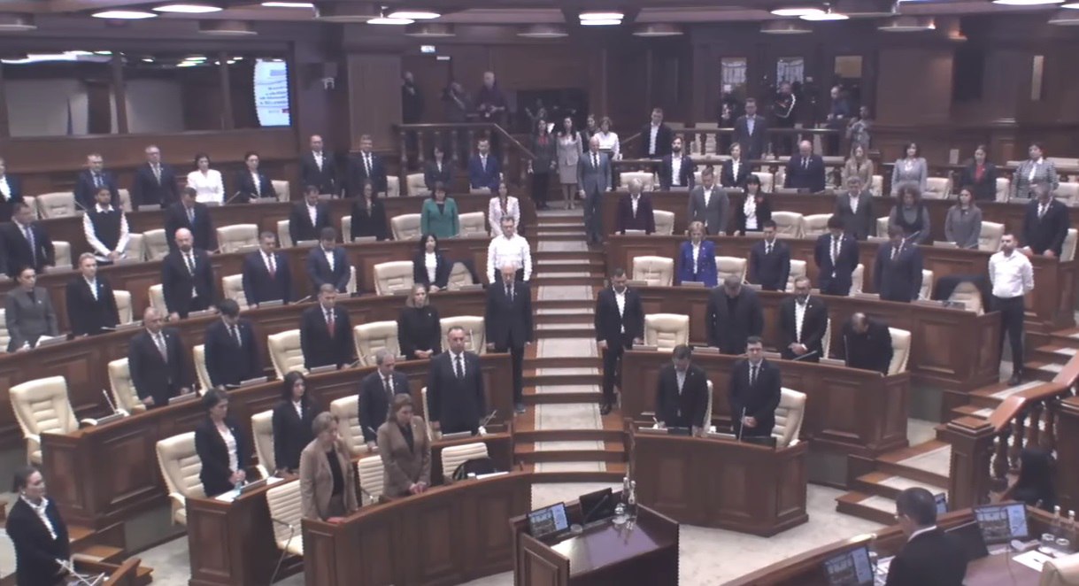 Deputații au ținut un minut de reculegere în memoria Doinei și a lui Ion Aldea-Teodorovici