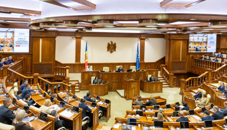 Aproape jumătate din deputații noului Parlament sunt la primul mandat. Cine a ajuns la 9 mandate