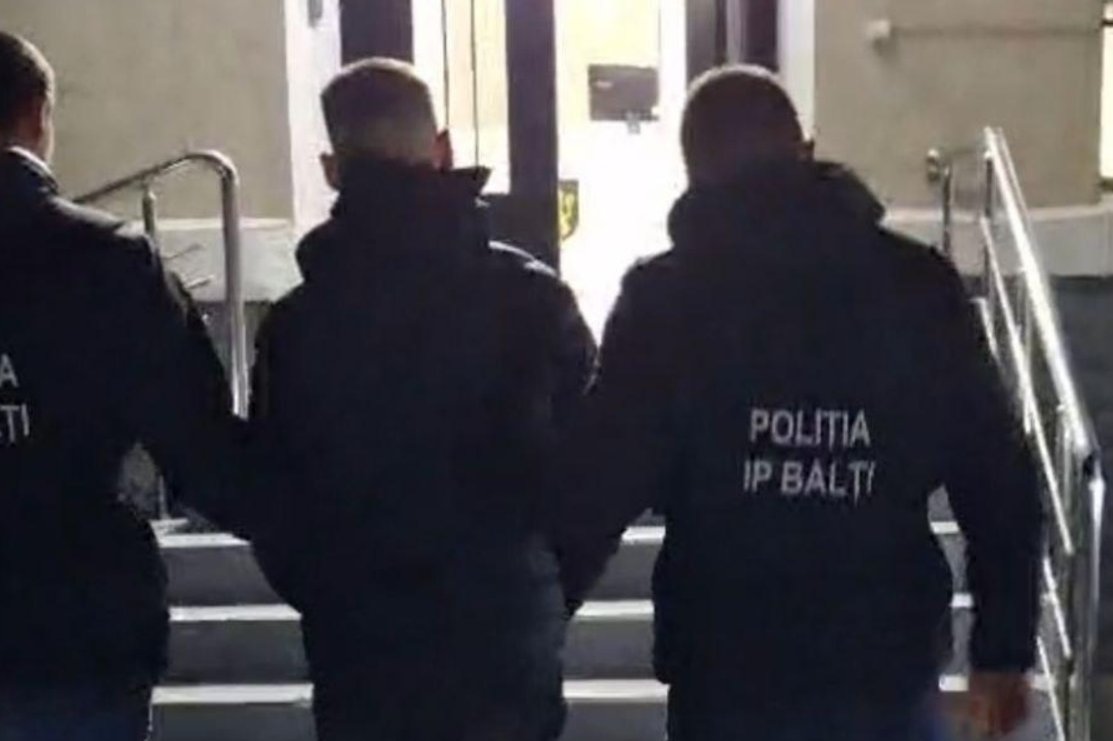 VIDEO Droguri de peste un milion de lei, ridicate de polițiștii din Bălți. Un tânăr riscă 7 ani de pușcărie