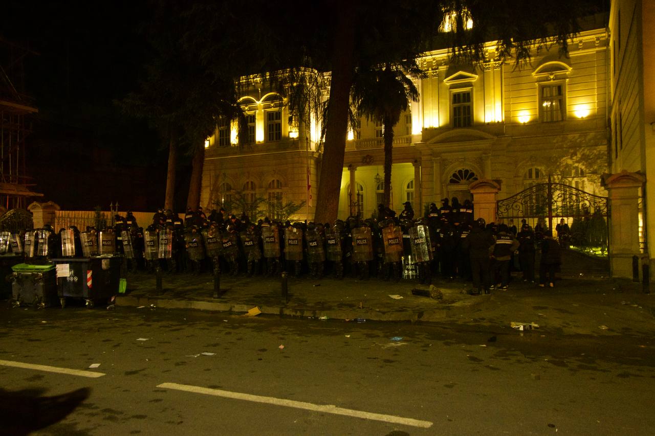 Proteste și ciocniri la Tbilisi în ziua alegerilor locale din Georgia. Poliția a folosit tunuri cu apă