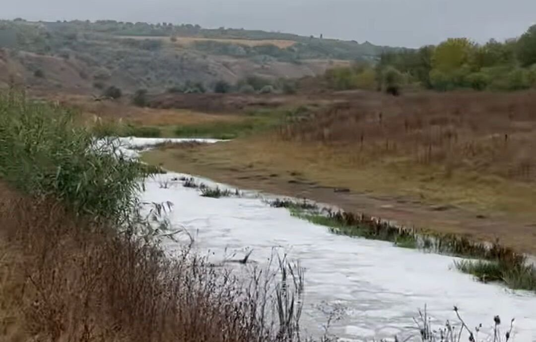 Spumă albă pe râul Răut, la Orhei: Inspectoratul de Mediu investighează deversări de ape murdare