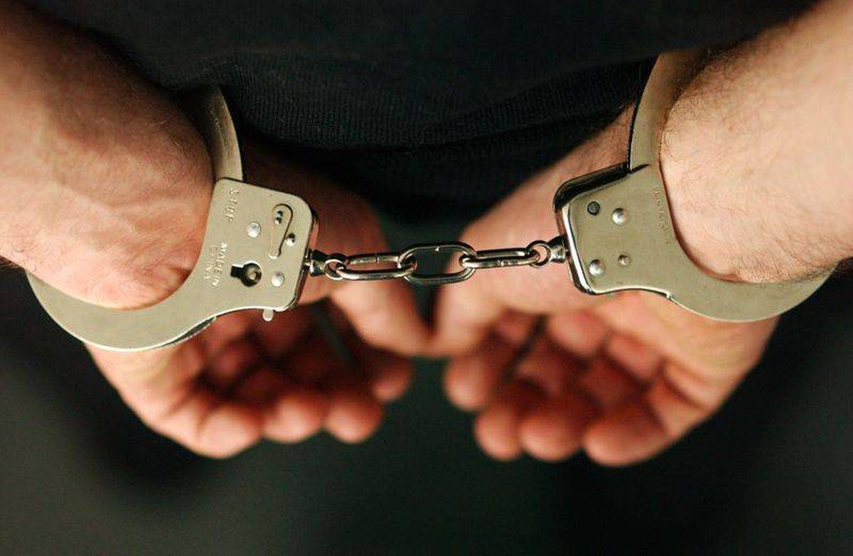 VIDEO Percheziții la domiciliile a doi tineri din Orhei. Suspecții au fost reținuți și riscă ani grei de pușcărie