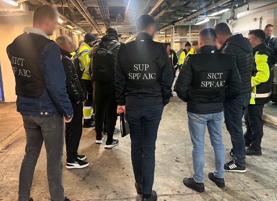 Reținut pe Aeroportul Chișinău. Un bărbat ar fi furat bani dintr-un bagaj al pasagerilor
