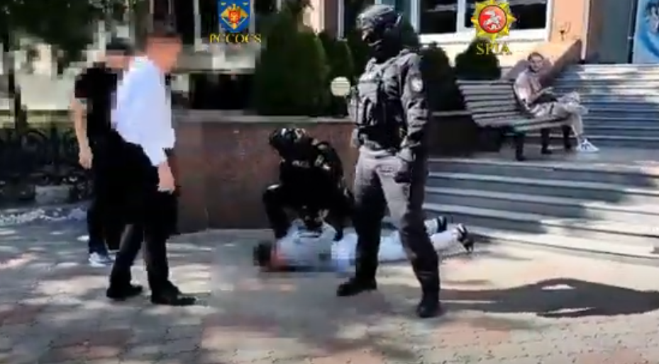 VIDEO Doi bărbați, reținuți de SPIA și PCCOCS. Au luat mită pentru a influența funcționari publici din cadrul MAI