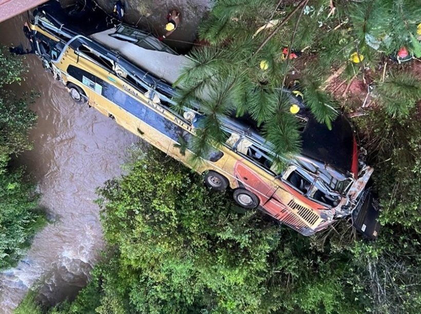 TRAGEDIE: Cel puţin nouă morți și 29 de răniți, după ce un autocar a căzut de pe un pod, în Argentina