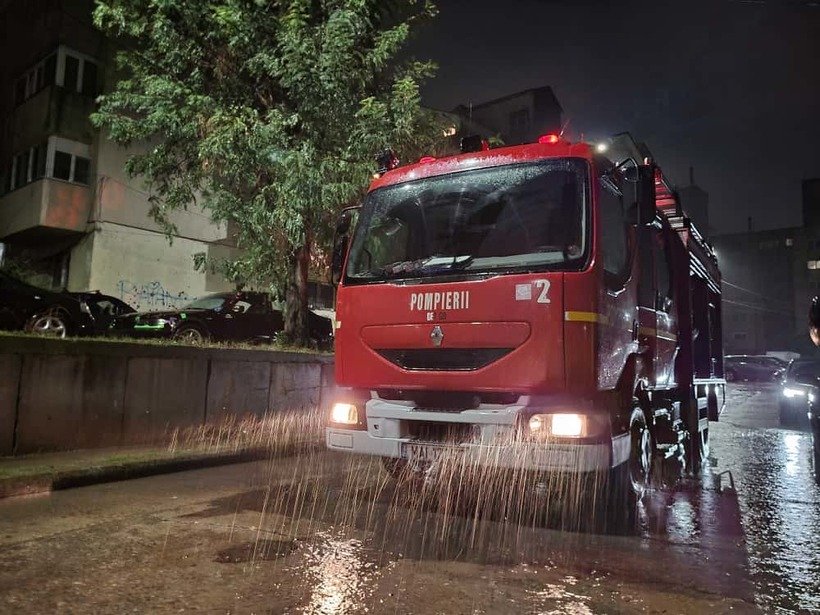 Noapte de coșmar în sud-estul României: furtuni și ploi torențiale au lovit 16 județe și Capitala