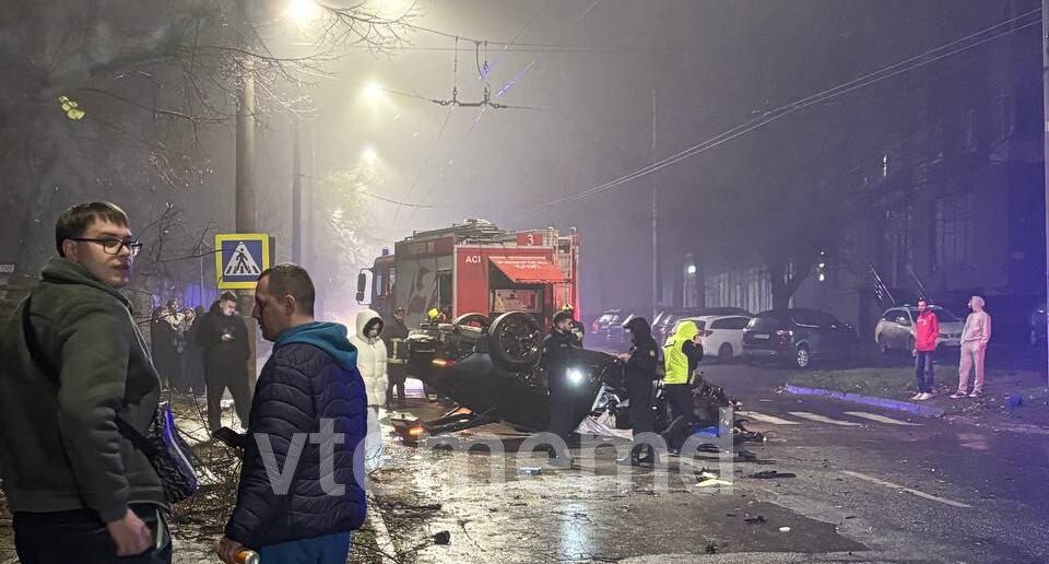 Accident grav în Capitală în miez de noapte. O mașină s-a inversat