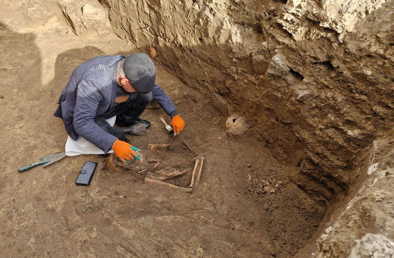 Fragmente ceramice, piese din bronz și morminte vechi, descoperite de arheologi în Chișinău