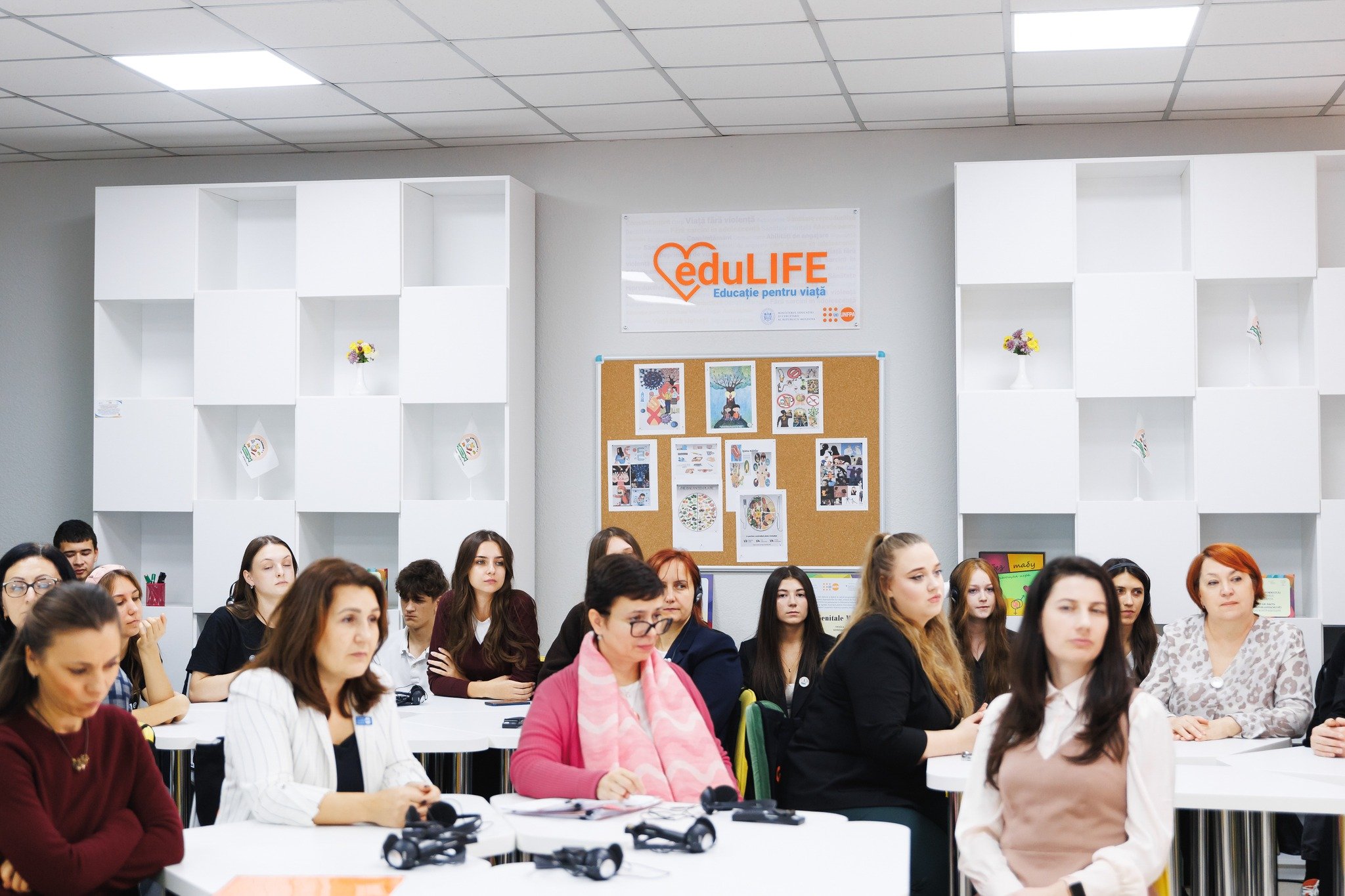 Peste 25.000 de elevi din Moldova învață în clase moderne EduLIFE