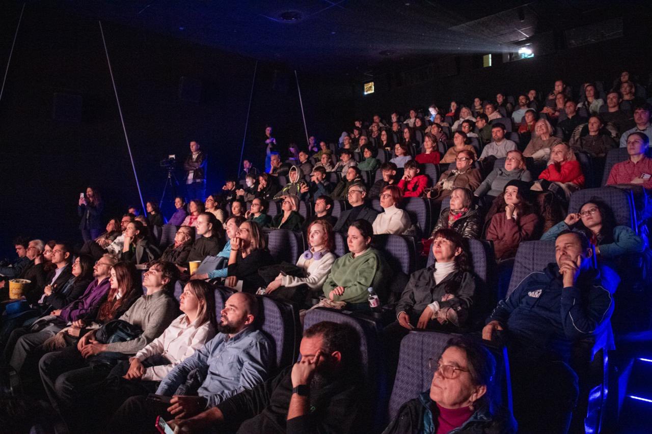 Astra Film Chișinău a debutat cu documentarul „Decodând ura”. Zeci de oameni au participat în prima zi