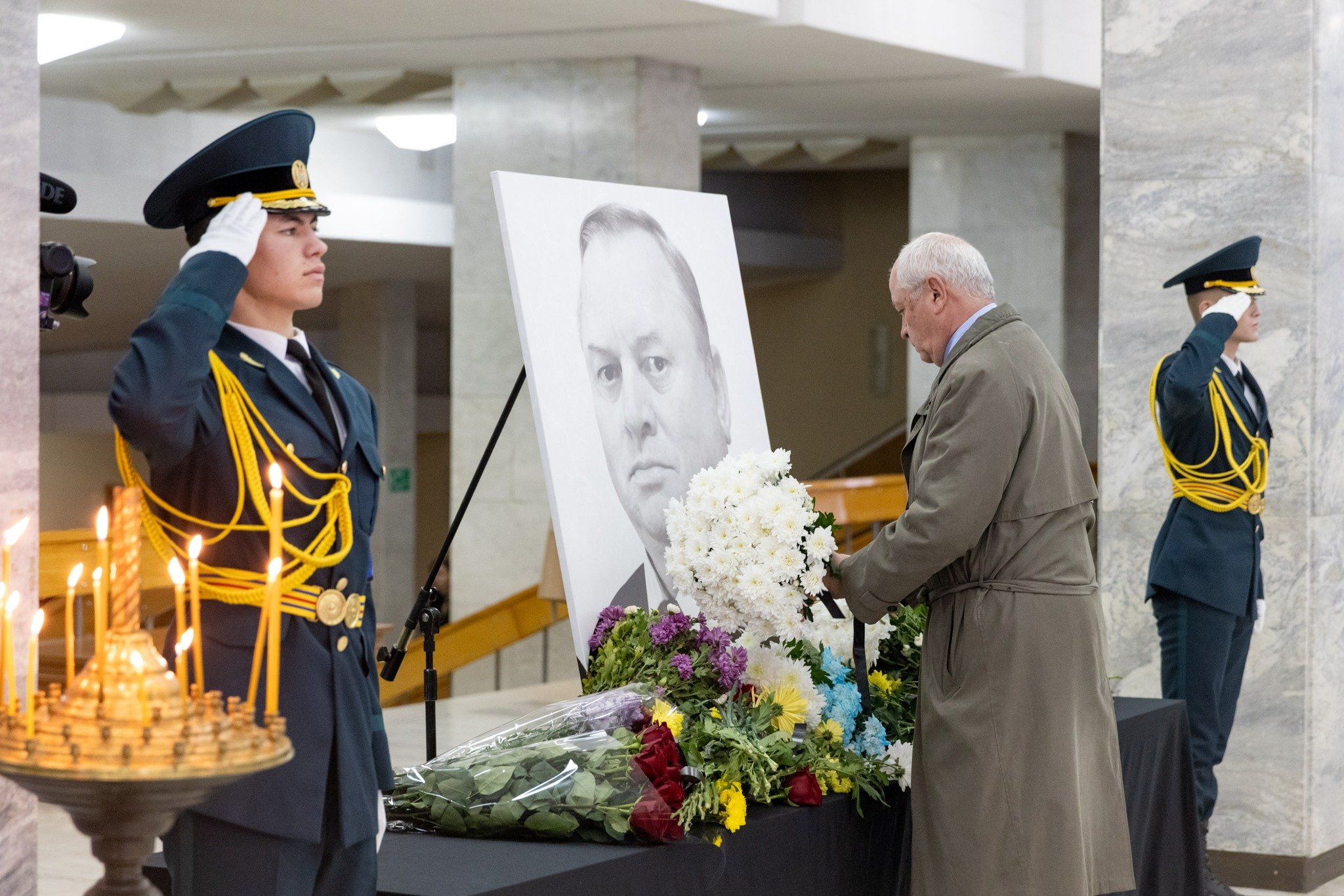 Ultimul omagiu pentru Ilie Ilașcu: sute de oameni au venit la Palatul Național