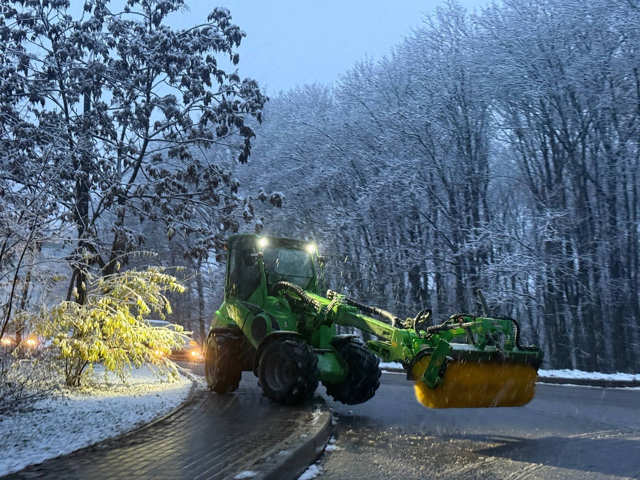 Primii fulgi ai iernii au căzut în toată țara. Autoritățile au intervenit pe timpul nopții în Capitală