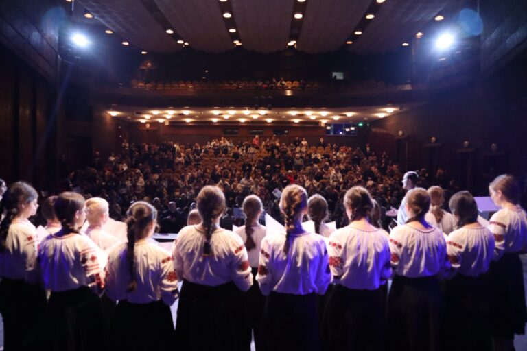 FOTO Seară de emoție la Bălți: Corul Tronos Junior a încântat publicul înainte de 1 Decembrie
