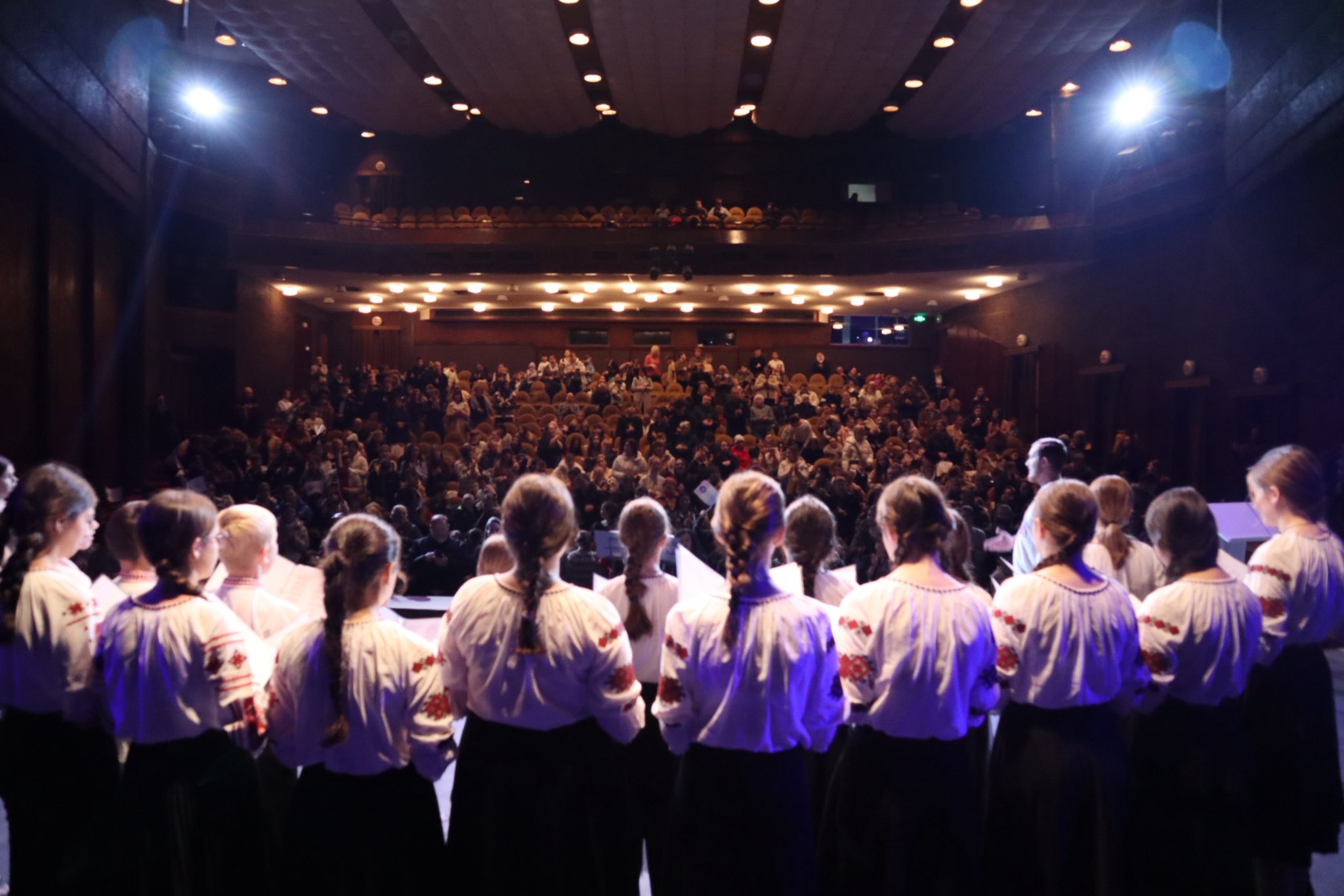 FOTO Seară de emoție la Bălți: Corul Tronos Junior a încântat publicul înainte de 1 Decembrie