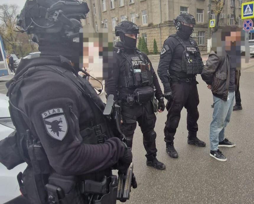 VIDEO Un bărbat din Sângerei cerea 40.000 de lei pentru o datorie inventată. Acesta a fost reținut