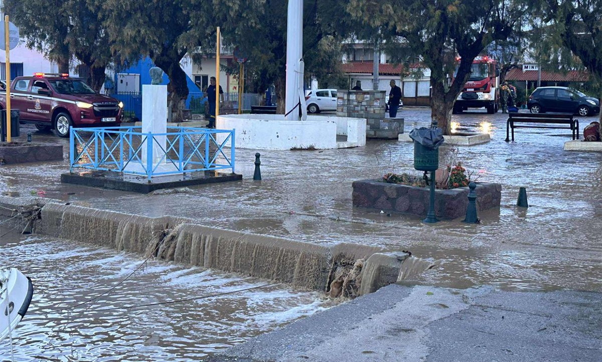 Furtuni violente și ploi torențiale au lovit insulele grecești din Marea Egee