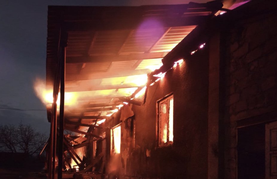 O casă a fost mistuită de flăcări la Ocnița. Pompierii au prevenit o explozie