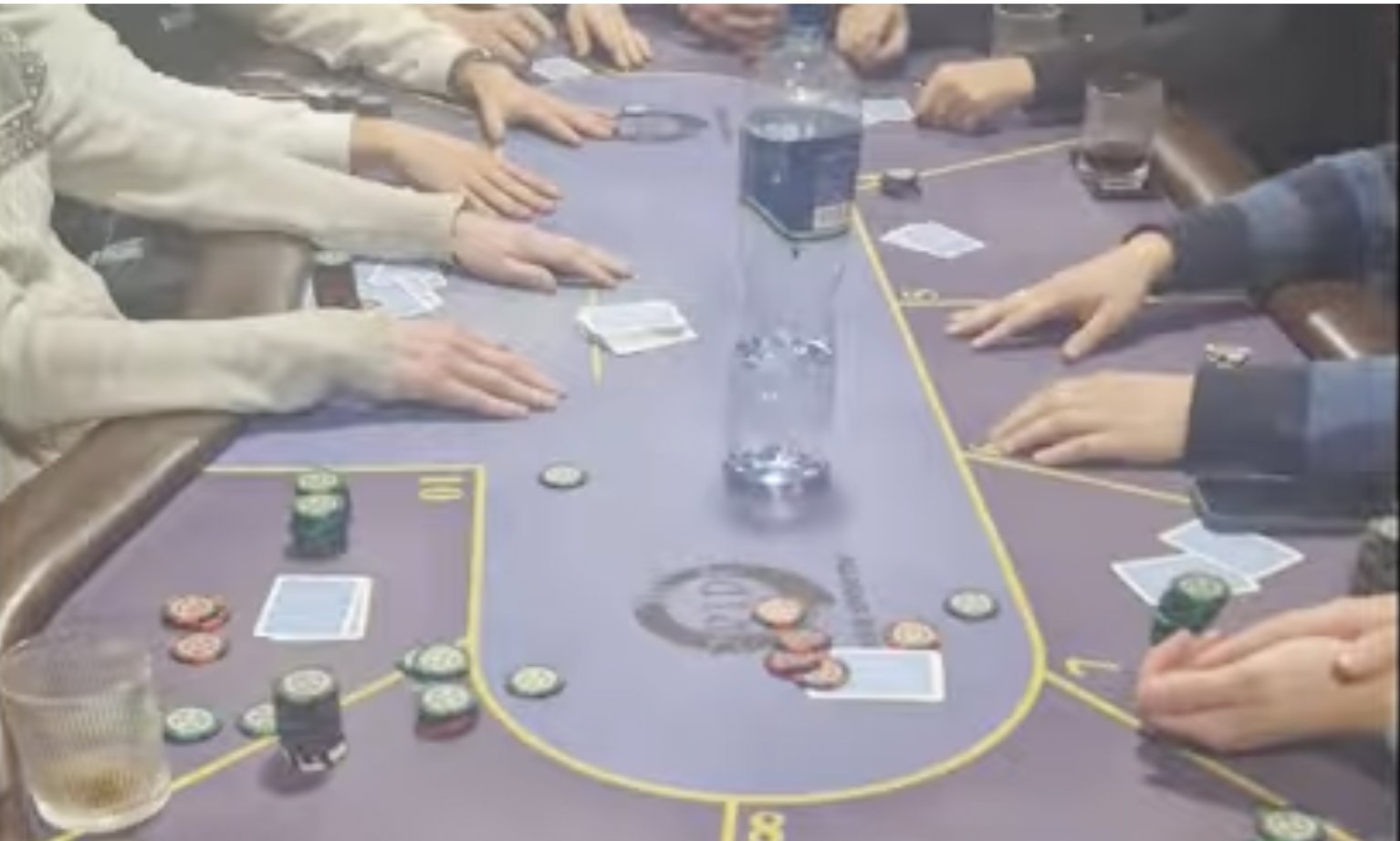 VIDEO Saună transformată în cazinou ilegal la Bălți. 12 persoane, depistate la mesele de joc