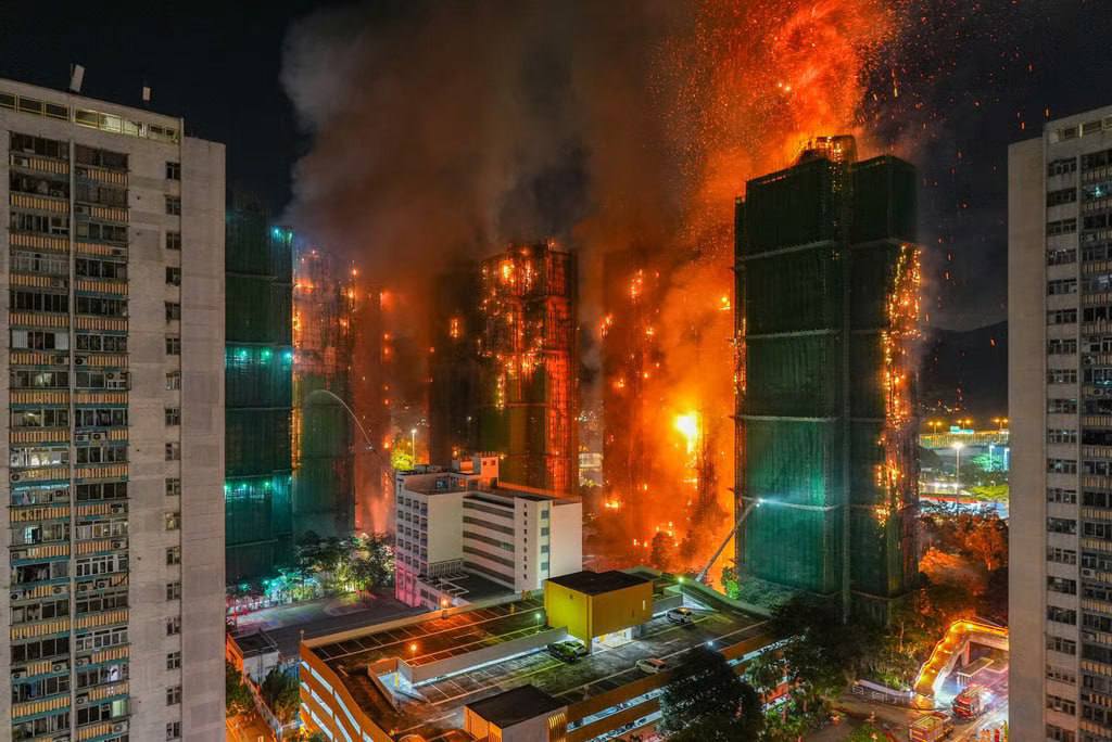 Bilanțul incendiului din Hong Kong urcă la 55 de morți. Salvatorii au să contacteze mai multe persoane date dispărute