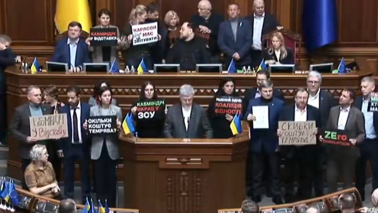 Scandal în Parlamentul de la Kiev: opoziția a blocat tribuna și cere demisia Guvernului