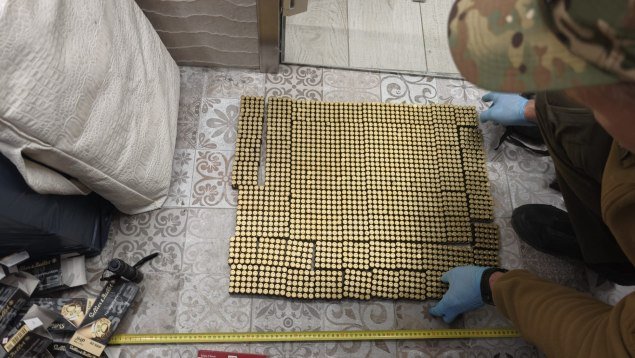 Rețea de crimă organizată destructurată în Capitală. Patru persoane, reținute pentru șantaj și deținere ilegală de arme