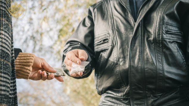 Doi bărbați din Ungheni, condamnați pentru trafic de droguri. Peste 2 000 de plicuri cu substanțe interzise, ridicate