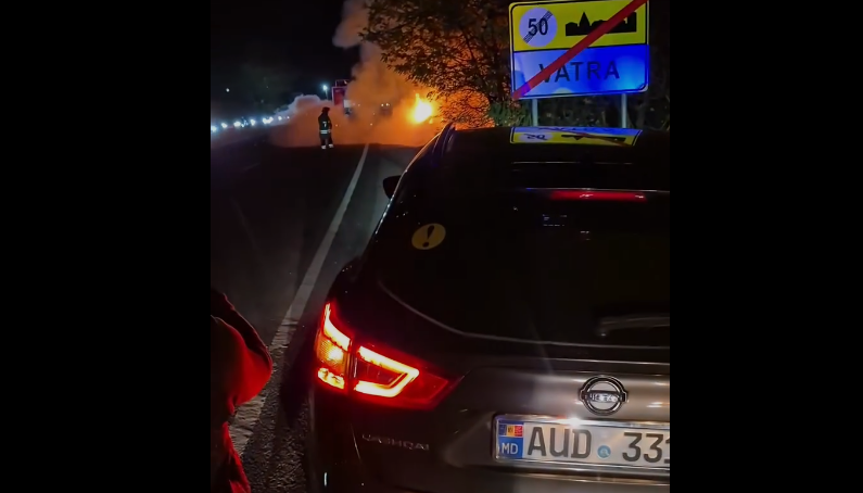 Un automobil, cuprins de flăcări uriașe în orașul Vatra. A fost distrus în totalitate