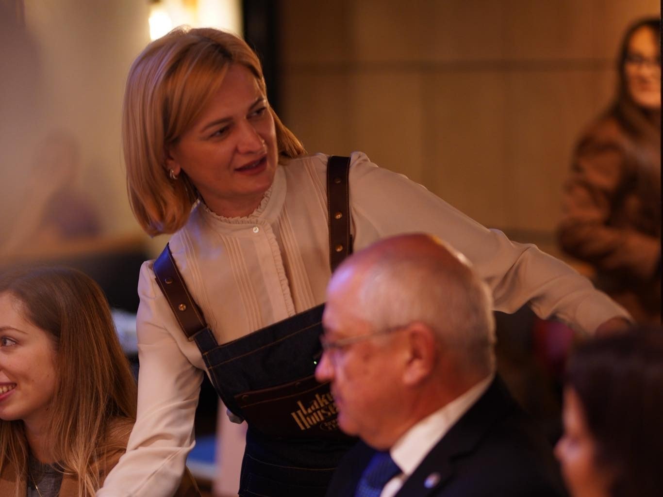 Doina Gherman a lăsat fotoliul de la Parlament pentru șorțul de chelner. A servit la o cină caritabilă pentru copii