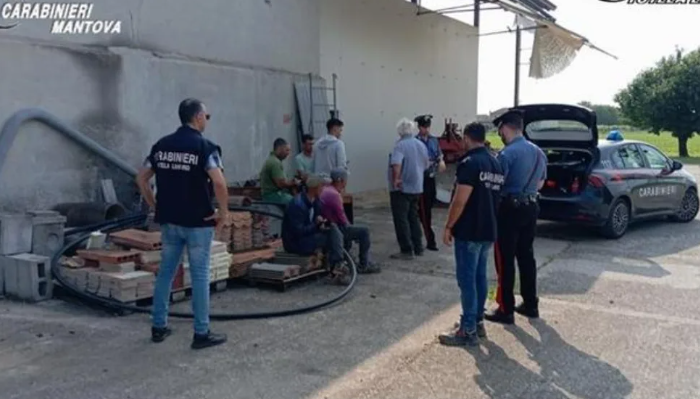 Zeci de moldoveni, aduși ilegal în Italia și forțați să lucreze în condiții inumane în fermele de pepeni și dovleci 