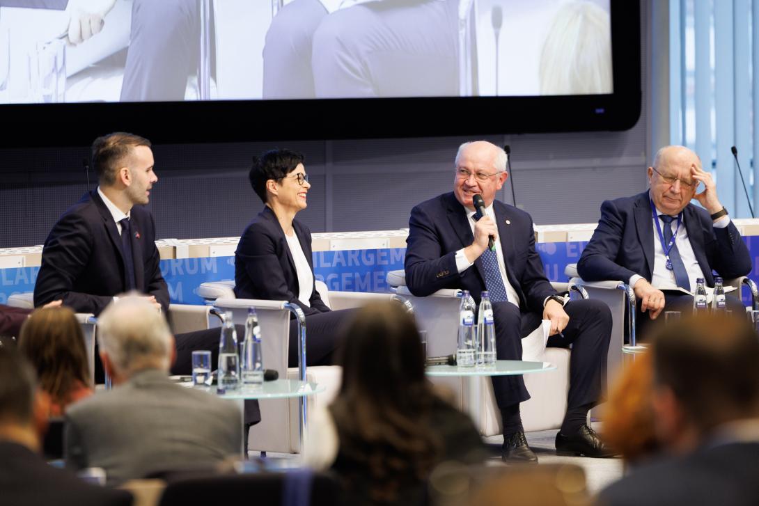 Guvernul discută cu partenerii europeni și cu cei americani un plan de reintegrare