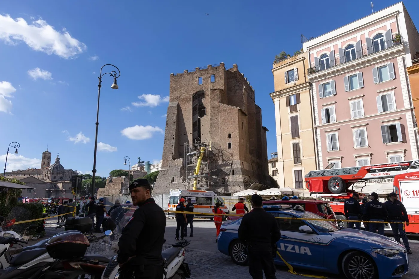 VIDEO Un turn medieval s-a prăbușit lângă Colosseum. Un muncitor, prins sub dărâmături