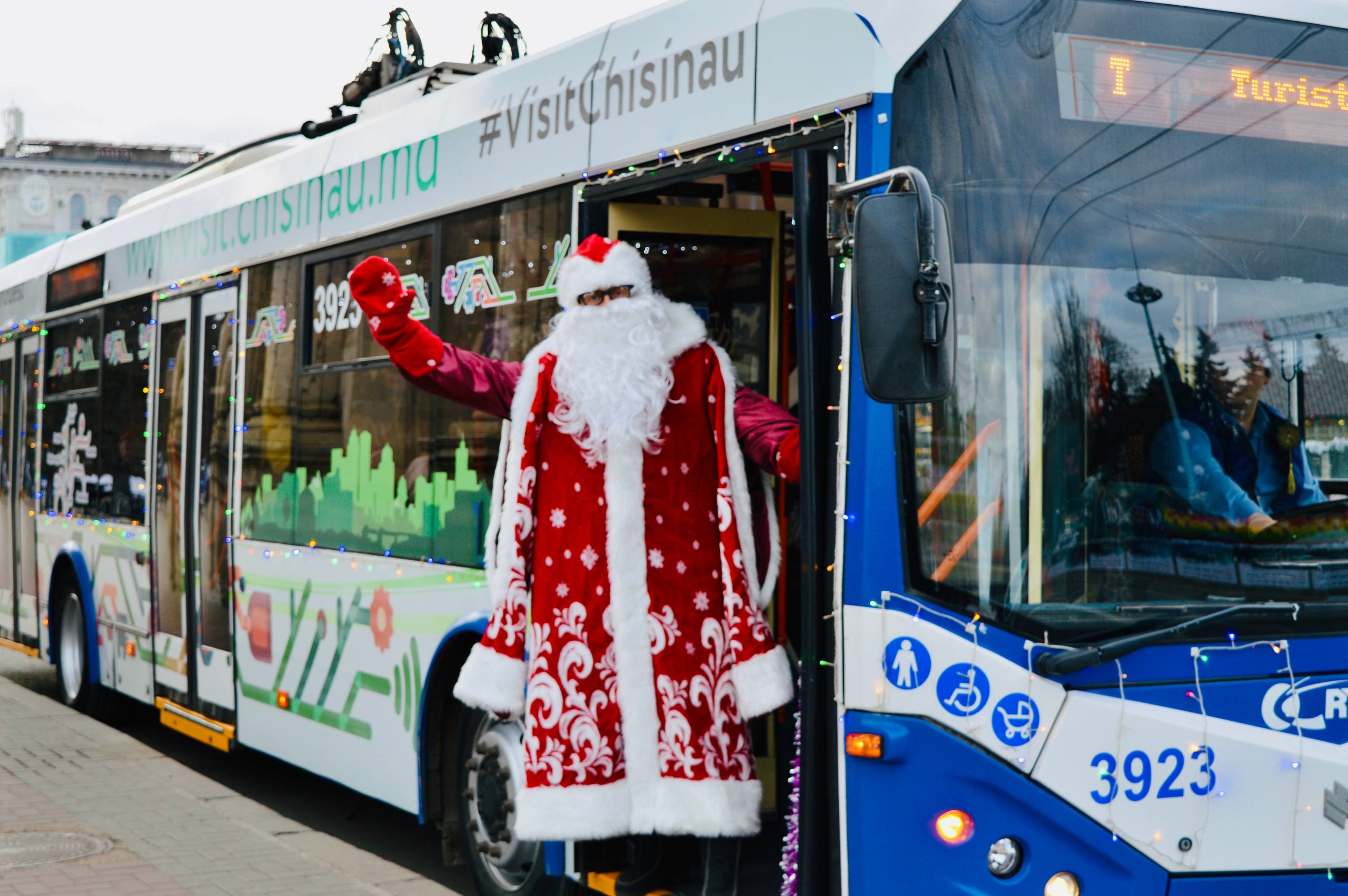 Troleibuzul lui Moș Crăciun revine pe străzile Chișinăului. Încep excursiile tematice pentru copii