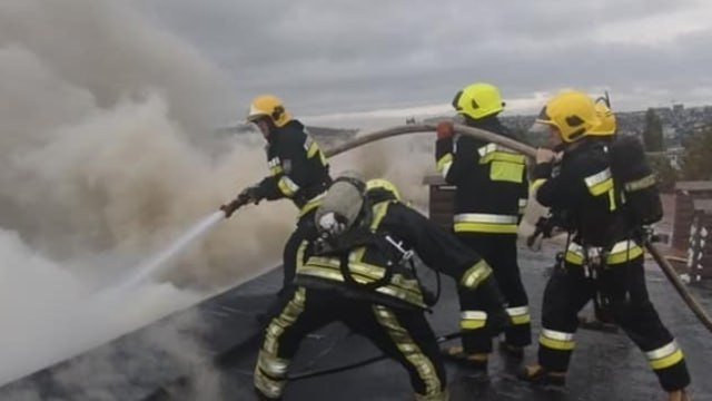 Incendiu pe acoperișul unui bloc cu 15 etaje din Chișinău. Nouă echipaje de pompieri au ajuns la fața locului