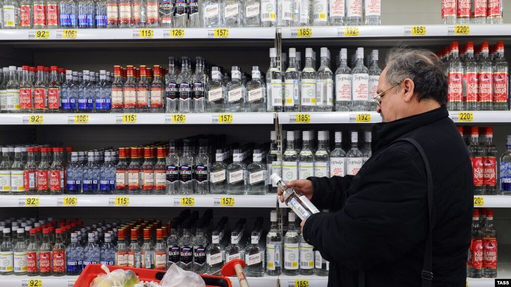 Scumpiri la alcool și restricții severe în Rusia. Beneficiari: producători apropiați de Putin