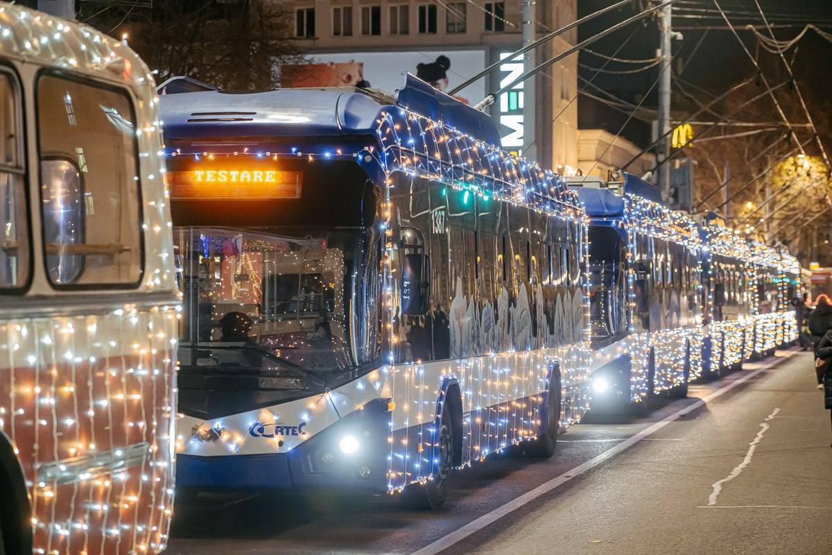 Tradiția continuă: 80 de unități de transport public vor circula împodobite festiv pe străzile Chișinăului