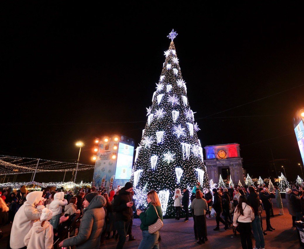 Magia Crăciunului în centrul Chișinăului: Târg, patinoar, Moș Crăciun și ateliere pentru copii
