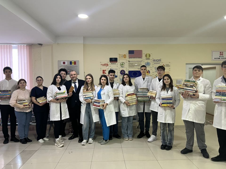 Aproape 500 de cărți, donate Institutului Oncologic de elevii Centrului „Raisa Pacalo”