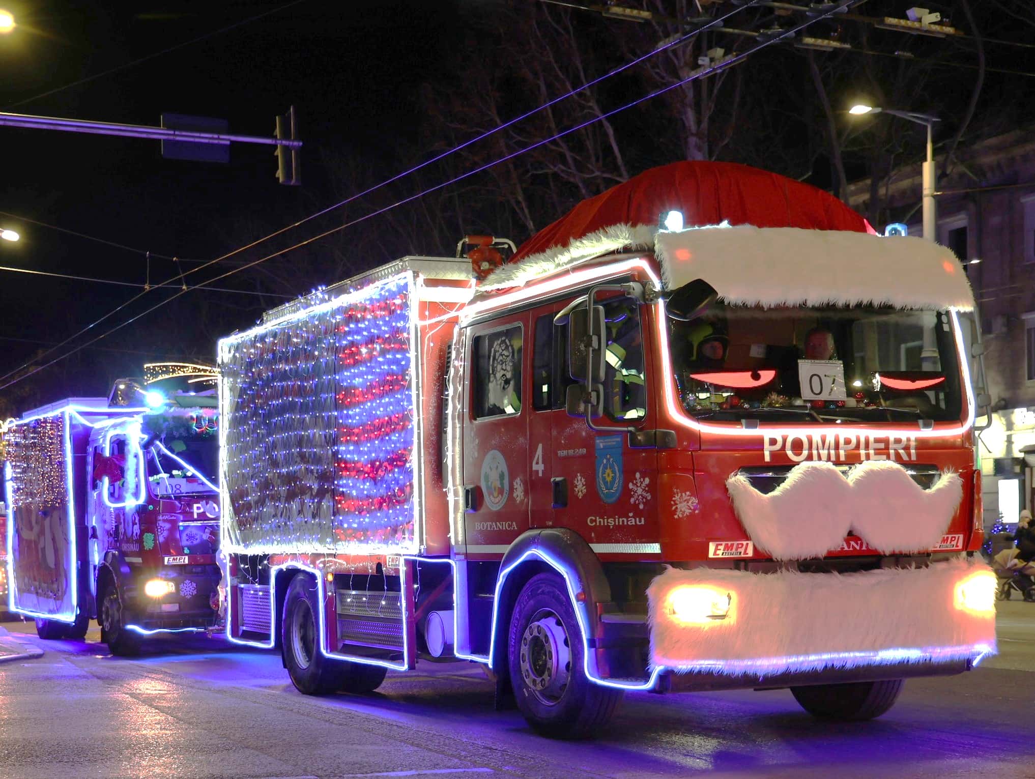 Pompierii au adus spiritul Crăciunului pe străzile Capitalei. În ajun de Crăciun a fost organizată Caravana de Crăciun