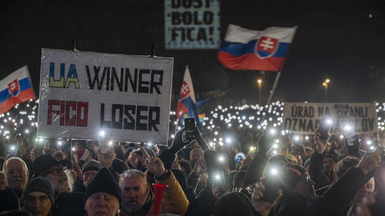 Slovacia în stradă: proteste masive împotriva lui Fico