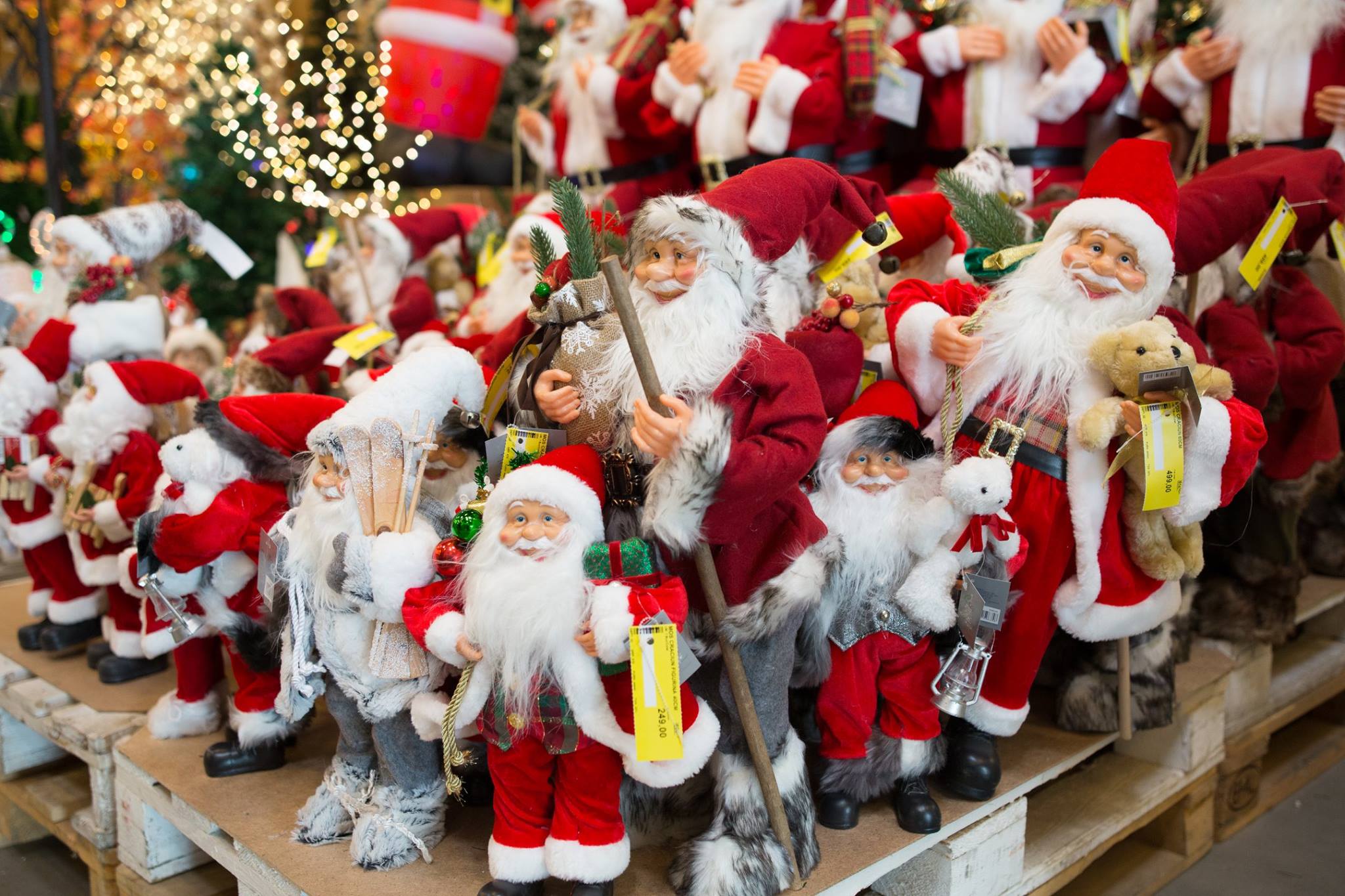 Decorațiunile pentru sărbătorile de iarnă, în multe spații comerciale din Capitală. Oamenii nu se grăbesc să le cumpere