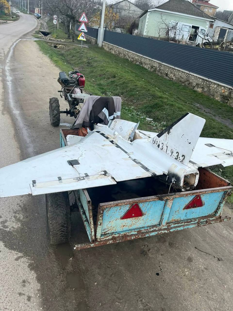 Situație bizară în satul Pepeni, raionul Sîngerei. O dronă, găsită pe câmp și adusă cu motocultorul în localitate