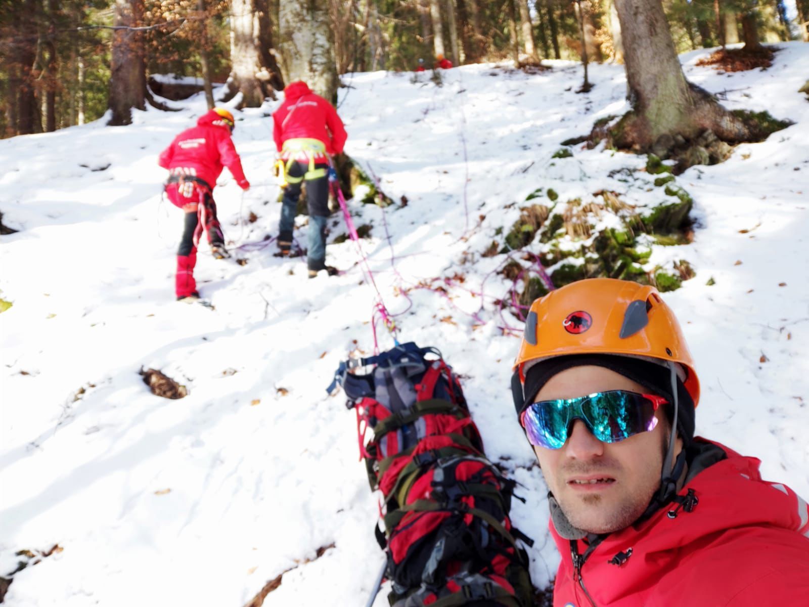 Cei patru moldoveni blocați în munții României au fost coborâți în siguranță de salvatori