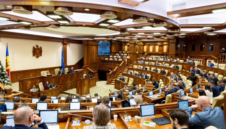 O nouă lege privind voluntariatul după modelul UE, votată de Parlament. Ce prevede aceasta