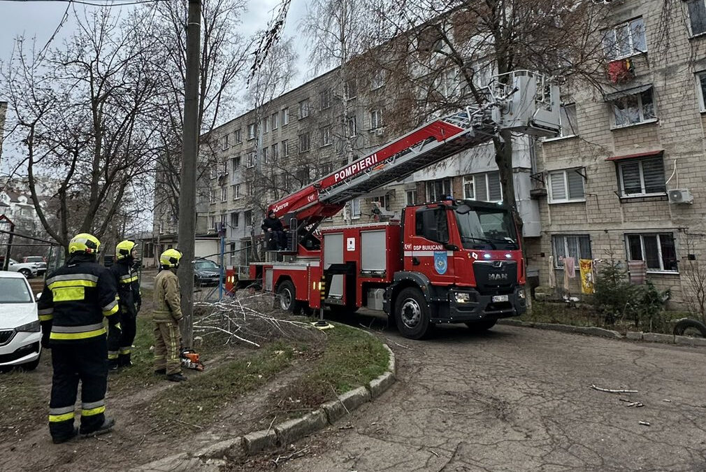 Pompierii au intervenit în 80 de misiuni din cauza ninsorilor și vântului puternic: nu sunt drumuri blocate în țară