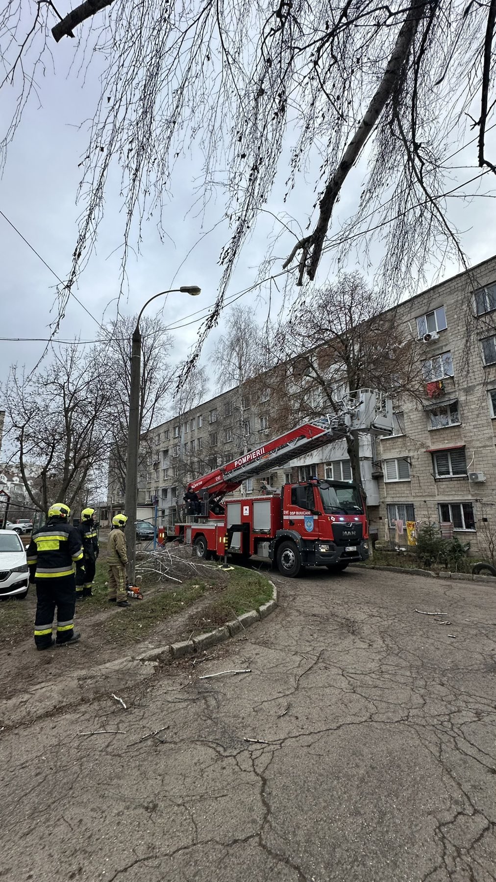 Pompierii au intervenit în 80 de misiuni din cauza ninsorilor și vântului puternic: nu sunt drumuri blocate în țară